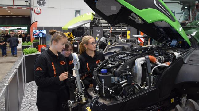 Studenten Landbouwmechanisatie van de Thomas More -hogeschool sleutelen aan machines op hun stand. Zij vinden direct werk nadat ze afstuderen.