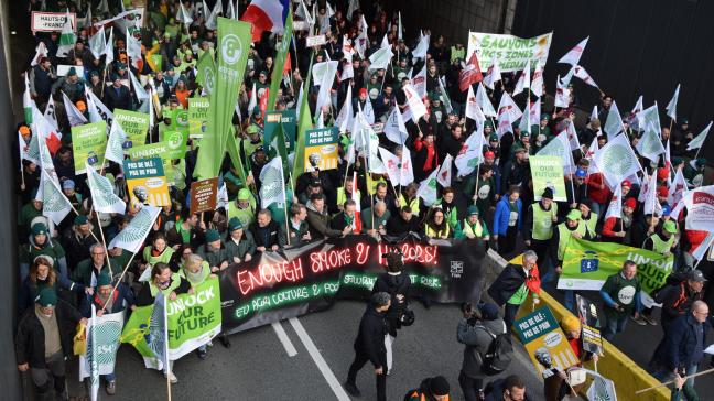 Duizenden boeren stapten samen over de kleine ring van Brussel om te protesteren tegen Europees beleid.