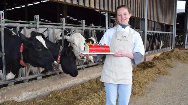 Kim toont trots een frambozenijsstronk met verse melk van de koeien van de Eshoeve.