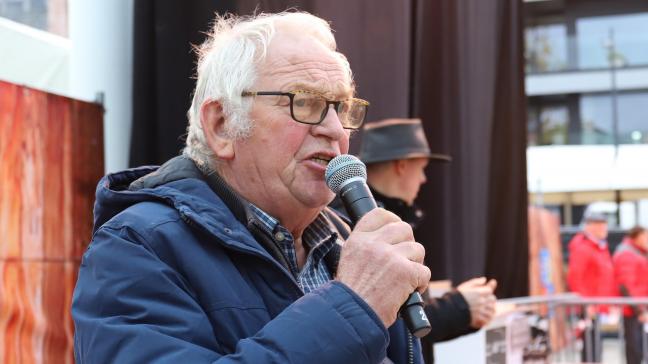 Marcel Marchand zoals  we hem vaak te zien krijgen, met de micro  in de hand