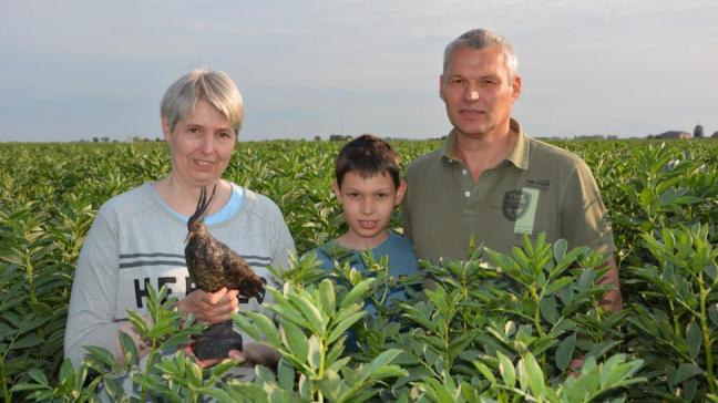 Eind 2023 won akkerbouwer Jos Depotter uit Koksijde – hier naast zijn echtgenote Els Beuselinck en zoon Jean-Baptiste – de eerste Koperen Kievit-award.