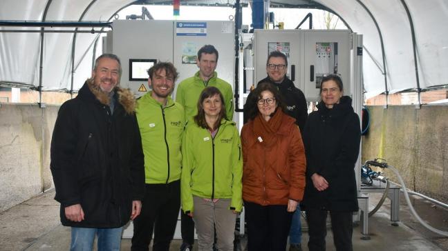 Gedeputeerde Bart Naeyaert (links) bij de voorstelling van de pilootvergister, samen met (voort vanaf links) onderzoeksleider Reindert Devlamynck, onderzoekers Sander Vandendriessche en Evelien Derynck, gedelegeerd bestuurder Mia Demeulemeester, manager van de biogassite Tim Bockstael en unitmanager Greet Ghekiere.