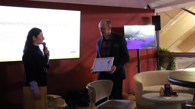 Maarten Van De Vijver ontving de erkenning uit handen van Mevrouw Emely Feys, directrice Paardenpunt Vlaanderen.