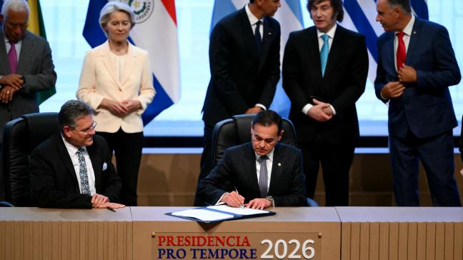 Europees Commissaris voor Handel Maros Sefcovic (vooraan links) heeft op 17 januarihet vrijhandelsverdrag tussen de EU en de Mercosur-landen officieel ondertekend.