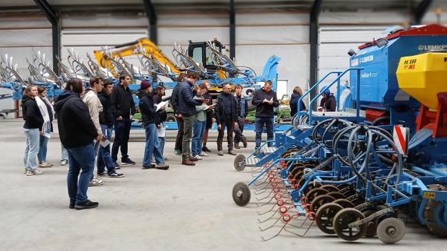 Het vakmanschap van dit akkerbouwbedrijf in Juelsminde werd zichtbaar bij de uitleg omtrent hun machinepark.