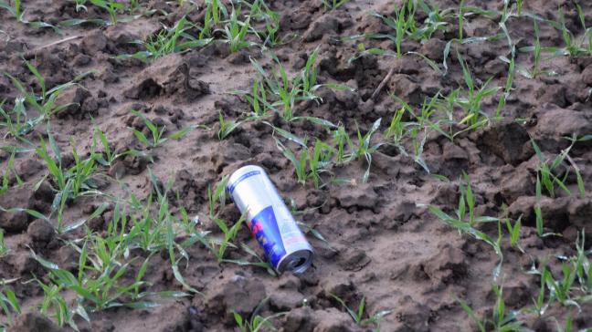 Meerdere Belgische landbouworganisaties maken zich zorgen om het impact van zwerfvuil op de land- en tuinbouwbedrijven.