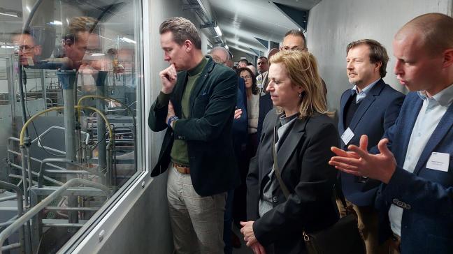 Van in de bezoekersgang kregen minister Brouns (links) en gedeputeerde Moors (midden) uitleg van PVL-coördinator Sander Palmans (rechts) over de vrijloopkraamhokken.