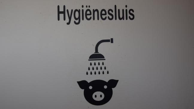 Een hygiënesluis hebben met bedrijfskledij en -schoenen is één ding, ze correct gebruiken is minstens even belangrijk.