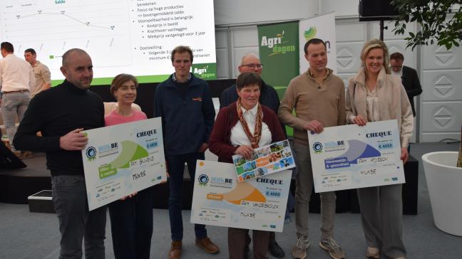 De winnaars van de MilkBE Duurzaamheidsawards werden in de bloemetjes gezet op de Agridagen in Ravels.