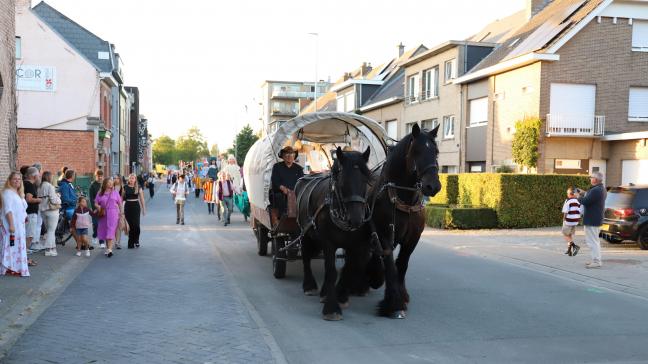 Louis Van De Vijver op de huifkar met programmaboekjes tijdens Katuit (2025) in Dendermonde.