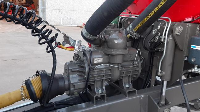 Een vacuümpomp met schoepencompressor is een courante pompsysteem op drijfmesttanks.