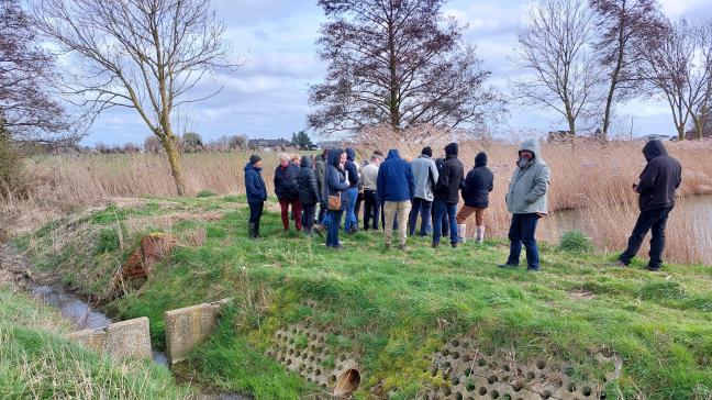 De knijpconstructie  kan water in de beek ophouden en de achtergelegen waterput vullen. Water kan ook de  omgekeerde weg  afleggen uit de opslag  richting beek.