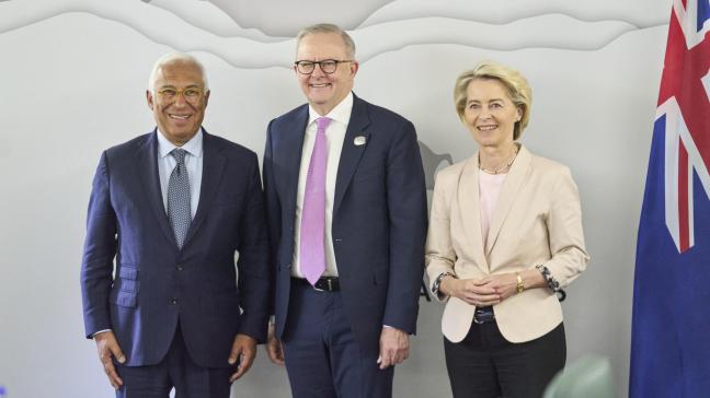 De voorzitter van de Europese Raad António Costa, de eerste minister van Australië Anthony Albanese en de voorzitter van de Europese Commissie Ursula von der Leyen tijdens een bijeenkomst vorig jaar.
