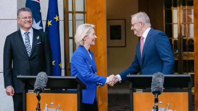 Commissievoorzitter Ursula von der Leyen en de eerste minister van Australie Anthony Albanese zetten op 24 maart een eindpunt achter 8 jaar onderhandelen over een handelsovereenkomst.