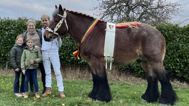 Jens en Josephine met de kinderen bij hun kampioenhengst 2024, Hector van ’t Grootveld van Vlaams Brabant.