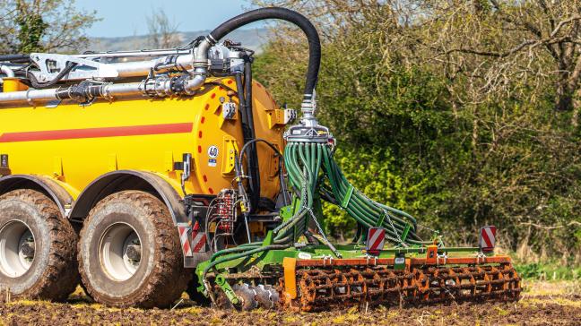 Amazone kan zijn Catros- schijveneg nu af fabriek voorzien van een oplossing om drijfmest of andere vloeibare mestsoorten te verdelen.