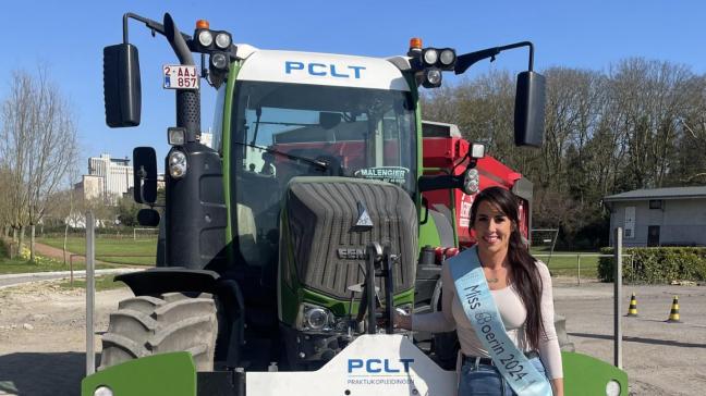 Lindsay Plovie, winnares van Miss Boerin Benelux 2024, aan de G-rijbewijstractor van PCLT. Na het succesvol behalen van haar G-rijbewijs, volgt ze nu ook het starterstraject landbouw.