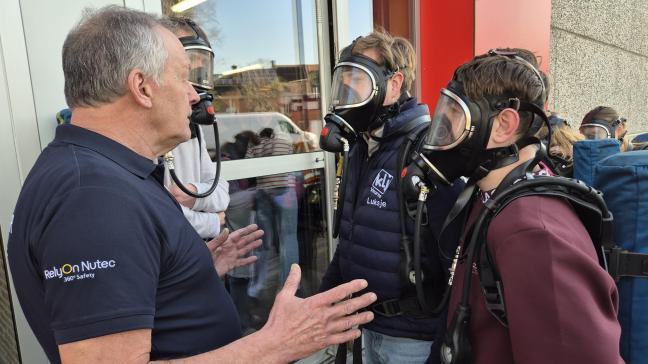 Tijdens de opleiding kregen de leerlingen uitleg over de risico’s en oefenden ze ook het correct opzetten van het gasmasker en van bijbehorende gasfles.