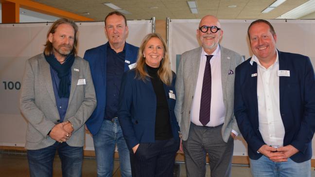 Leden van de PITO-directie, met centraal directrice Daniëlle Segers en rechts van haar Antwerps provinciaal gedeputeerde voor Onderwijs Luk Lemmens (N-VA).