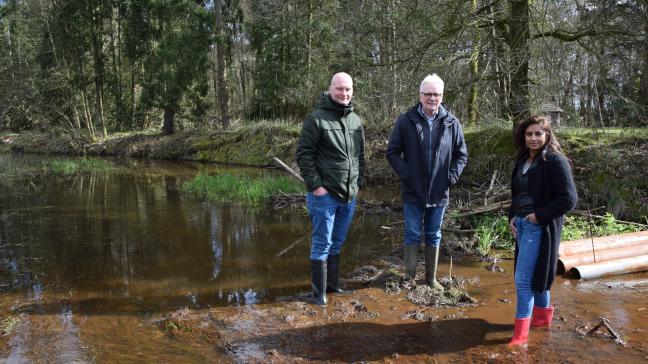 V.l.n.r. getroffen landbouwer Ben Van Looveren, gedeputeerde De Haes en gedeputeerde Beels bij een veld dat onder water komt te staan door een beverdam.