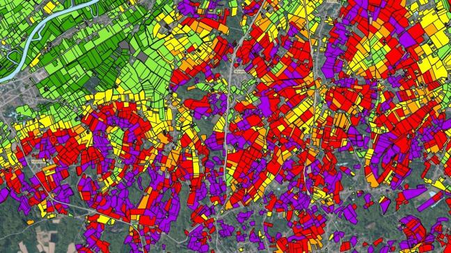 In sommige regio’s in Vlaanderen liggen erg veel erosiegevoelige percelen (in paars en rood aangeduid).