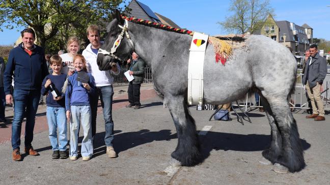 Dagkampioene Isa van ’t Hoogeind (v. Matteo) met de familie Jens Teerlinck en schepen van Landbouw Jonas De Wispelaere.