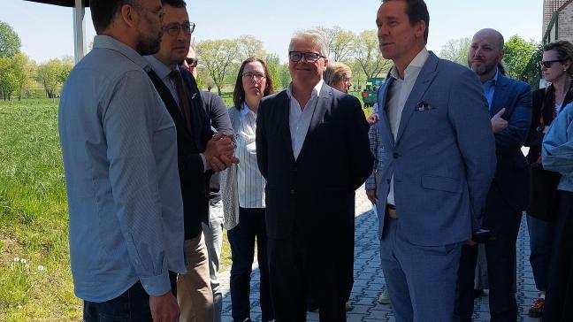 Vlaams minister Jo Brouns bracht op 23 april een bezoek aan de Proefhoeve Bottelare.