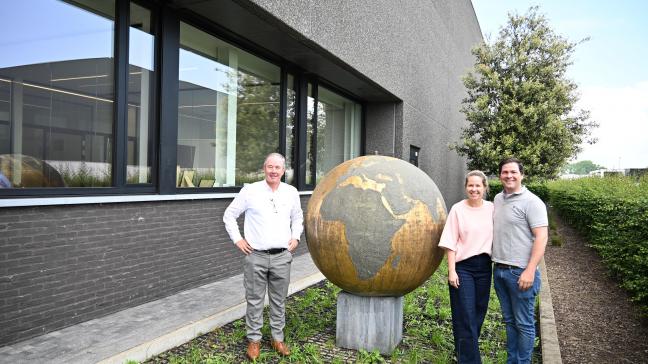 Alexia Dubaere (midden) en Simon Hongenaert (rechts) treden bij DVA in de voetsporen van  Luc Dubaere.
