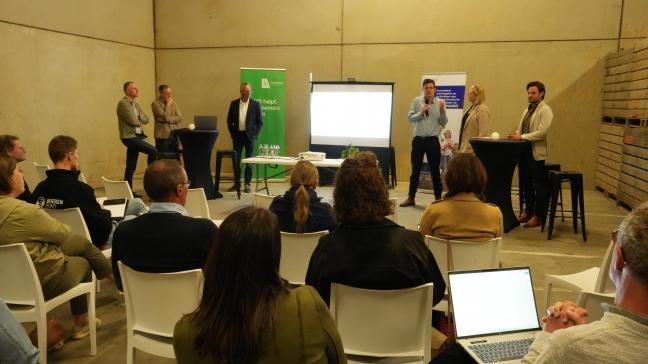 Tijdens de ‘Tour de Boer voor bleidsmakers’ was er een panelgesprek met onder meer Kris Peeters (Boerenbond), Hans Verhoeven (De Hoeve Innovatie, Nederland), Sam De Campeneere (WeComV), Bram Van Hecke (kabinet Brouns) en Chris Van Naarden (ministerie van Landbouw, Nederland).