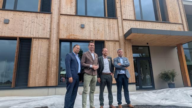 Op 8 juni werd het nieuwe kantoorgebouw van het Praktijkpunt Landbouw plechtig ingehuldigd door onder meer minister Brouns (tweede van links).