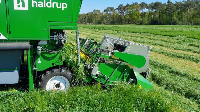 De nieuwe proefveldmaaier maait in 1 beweging, weegt het gras en neemt er een staal uit voor verdere analyse.