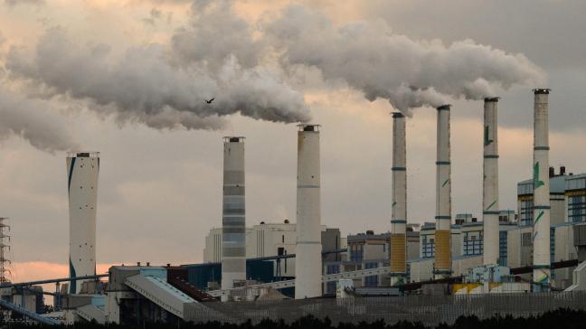 De uitstoot van broeikasgassen bereikte in 2024 een omvang van 56,8 miljard ton CO2-equivalenten, vooral door het verbranden van fossiele brandstoffen.