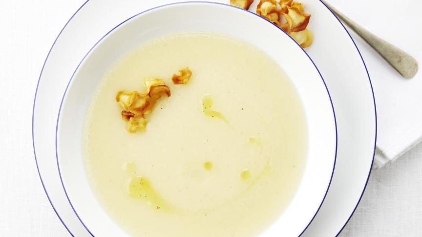 Deze gladde soep werk je af met truffelolie en gefrituurde  pastinaakschilfers.