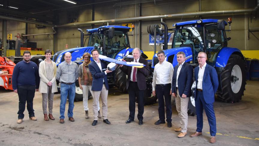 De medewerkers van de  Hooibeekhoeve samen met de specialisten van New Holland en dealer Luyckx bij de overhandiging van de nieuwe tractoren.