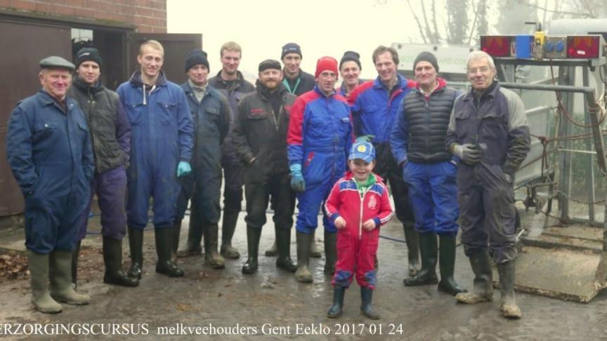 Een groep boeren op bijscholingscursus klauwverzorging met  Marcel Van Aert (uiterst rechts).