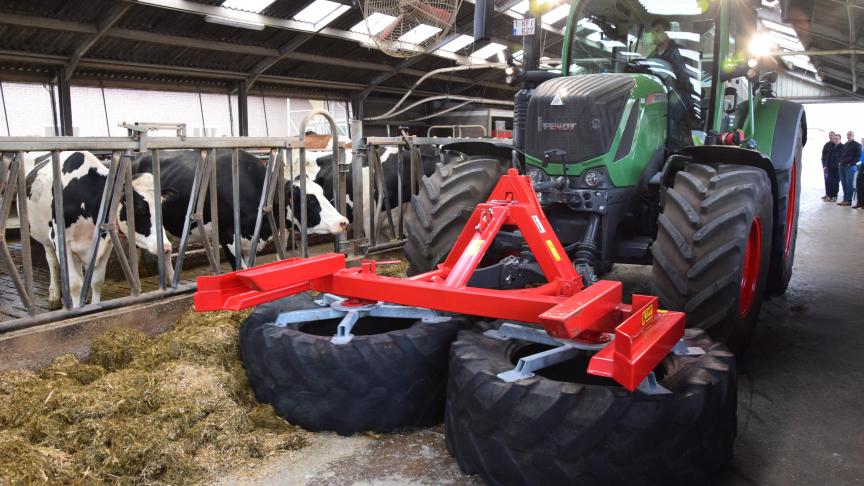 De dubbele veegband van Kemp, gemonteerd vooraan op de tractor, klaart de klus hier.