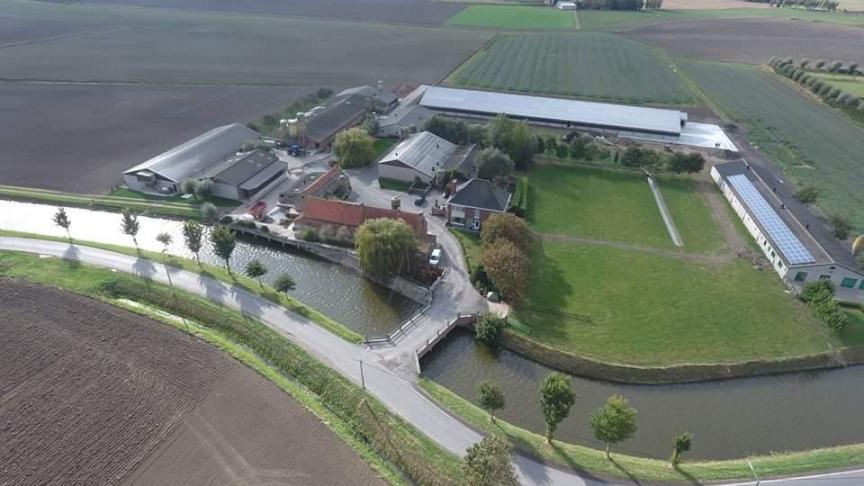 Luchtfoto van het bedrijf Fevery-Huyghe in Mannekensvere, met helemaal achteraan de nieuwe pluimveestal.