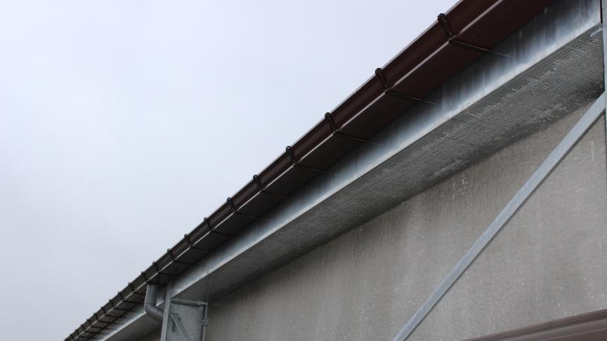 Om de overgang van muur naar dak zo goed mogelijk te isoleren is er een speciaal geperforeerde plaat uit inox ontwikkeld.