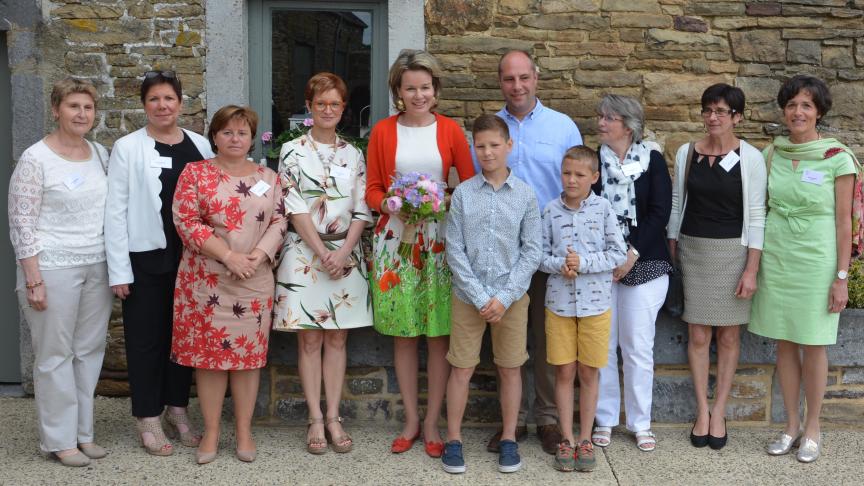 Voor de delegatie van de Vereniging van Waalse Landbouwersvrouwen was het een hele eer om een gesprek te kunnen aangaan met Koningin Mathilde. Caroline (links op de foto naast Koningin Mathilde) en haar echtgenoot Yves Herbiet-Jaspart (rechts naast de Koningin), waren gastvrouw en gastheer voor deze voormiddag, die door de hele delegatie zeer op prijs werd gesteld. M.d.N.