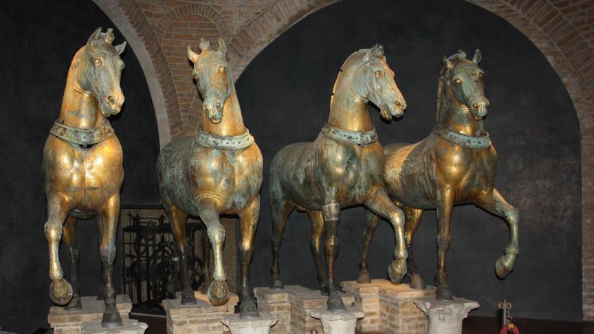 Paardenmensen die het museum van de Sint-Marcusbasiliek aandoen, zullen onder de indruk zijn van de zeer ‘levende’ aangezichten van de paarden.