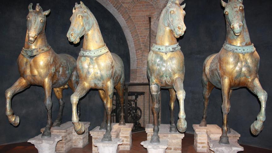 Paardenmensen die het museum van de Sint-Marcusbasiliek aandoen, zullen onder de indruk zijn van de zeer ‘levende’ aangezichten van de paarden.