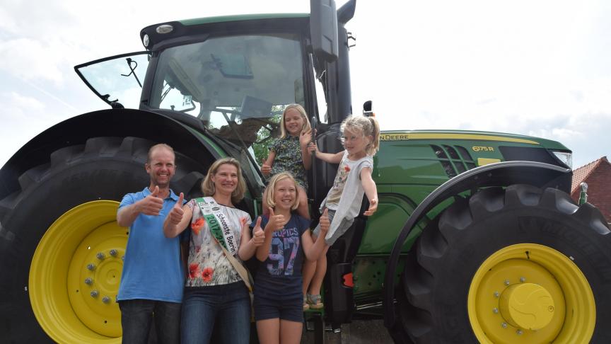 De John Deere kreeg een bijzitstoel voor een van de drie dochters mee te nemen, maar is ook uitgersut met een GPS met SF1 signaal