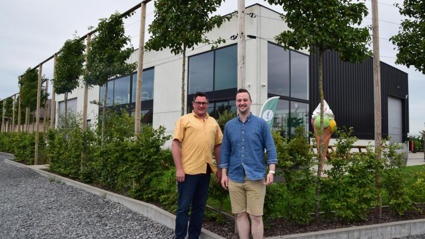 Patrick Van Lerberghe (46 jaar) en Kevin Vanbelle (30 jaar), de eigenaars van Smart-Ijs camperlogies, voor hun bedrijf.