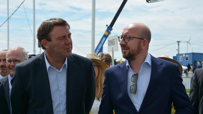 Premier Michel (rechts) naast federaal minister voor landbouw Denis Ducarme op Libramont.