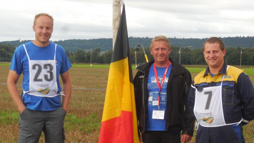 De twee Belgische ploegers met hun coach.