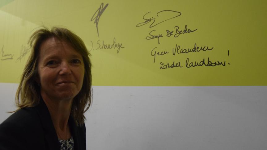 Ook Sonja De Becker, voorzitter van Boerenbond, zette haar handtekening samen met de spreuk: ‘Geen Vlaanderen zonder landbouw’