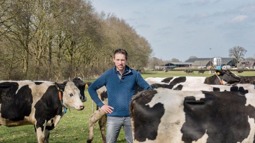 Melkveehouder Jan de Vries poseert voor AH’s weidegangcampagne.