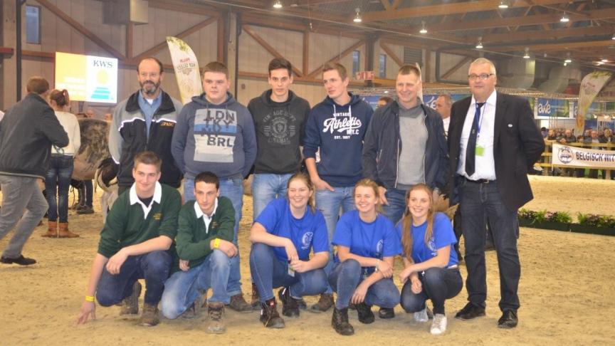 De leerlingen van de landbouwscholen EPASC St. Quentin in Ciney en de Broedersschool van St. Niklaas stonden in voor allerlei noodwendigheden in en rond de prijskampring.