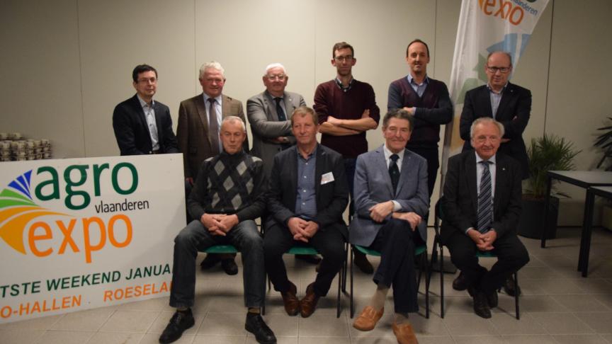 De vernieuwde Raad van Bestuur van Agro-Expo. Zittend vlnr.: Marc Debode (Algemeen Secretaris), Rik Vanwildemeersch (Voorzitter), Andre Debruyne, Michel Vulsteke. Staand vlnr.: Chris Vandevelde (Secretaris Rundvee), Jacques Monbaillieu (Commissaris Rundvee), Frans Loontjens (Secretaris Varkens), Dries Vanpeteghem, Bart Debussche, Rik Decadt (ondervoorzitter).