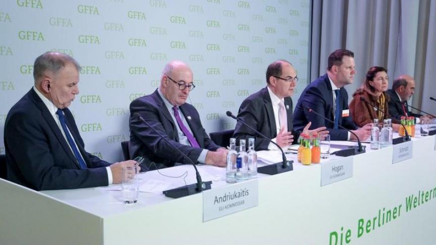 Eurocommissarissen Hogan en Andriukaitis tijdens het debat in Berlijn.